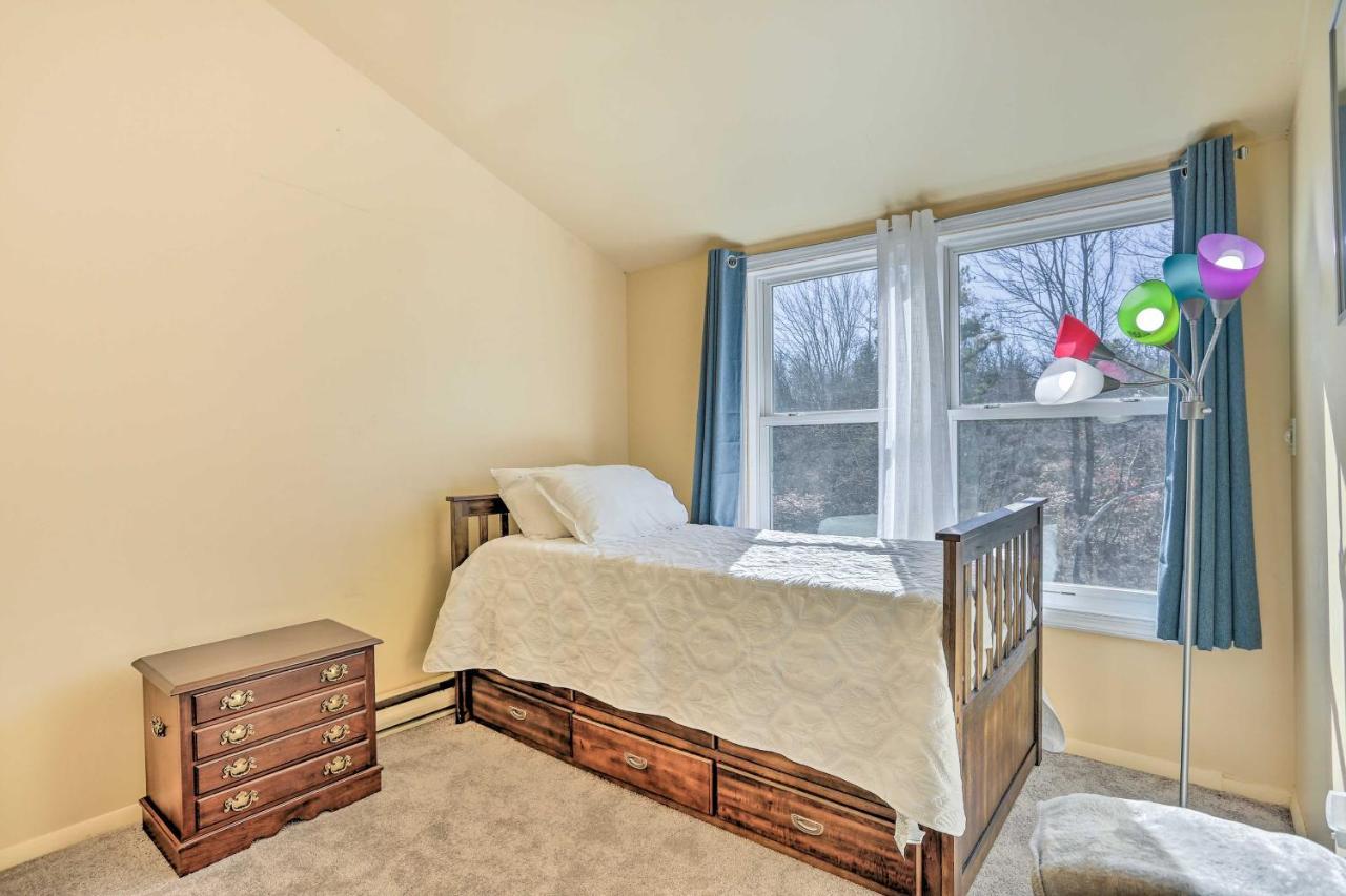 Peaceful Poconos Home With Lake And Pool Access! Long Pond Esterno foto